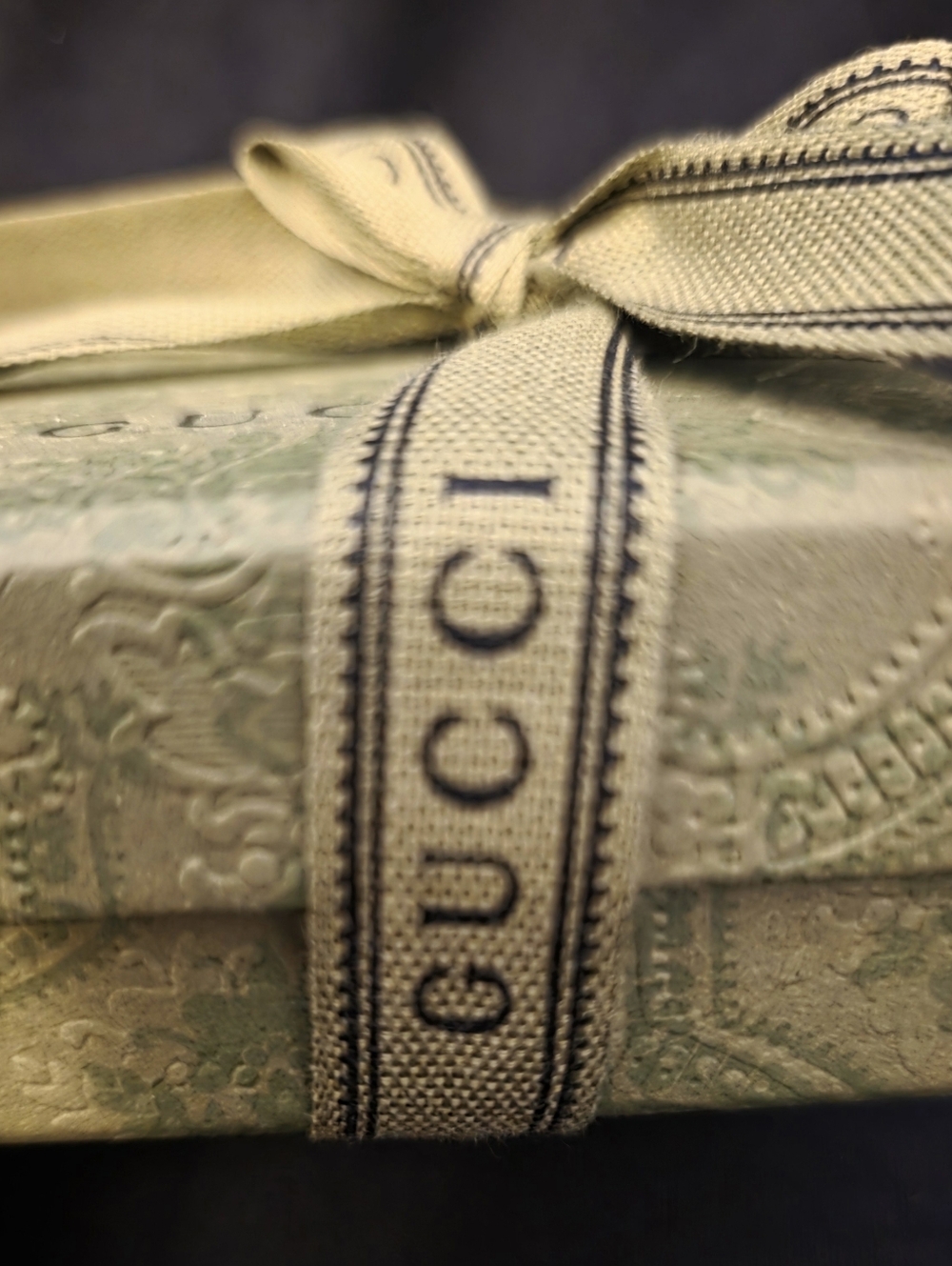 Gucci Green Embossed Gift Box with Branded Ribbon - Picture 4 of 6